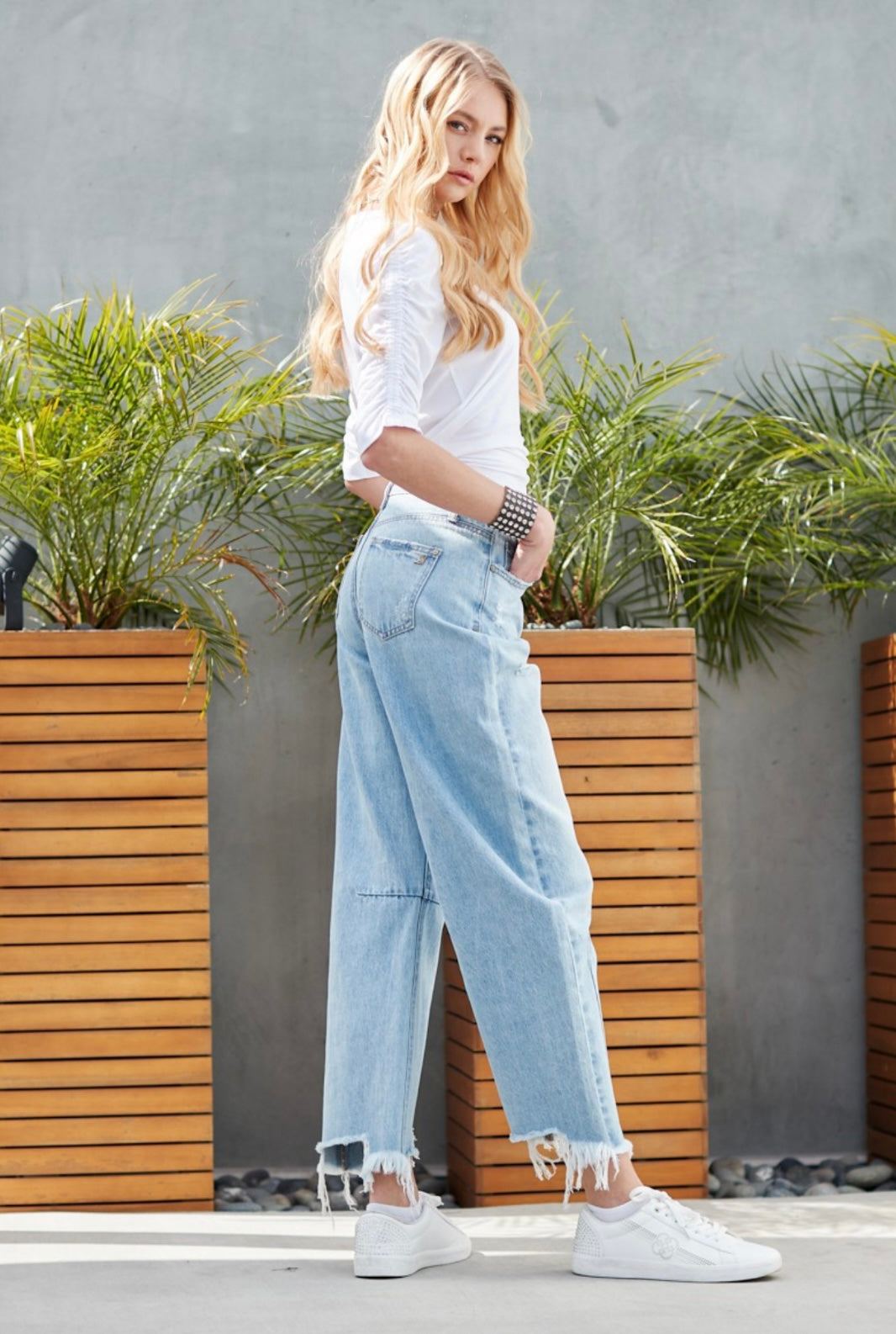 Ellie Mid Rise Barrel Jeans in Light Wash